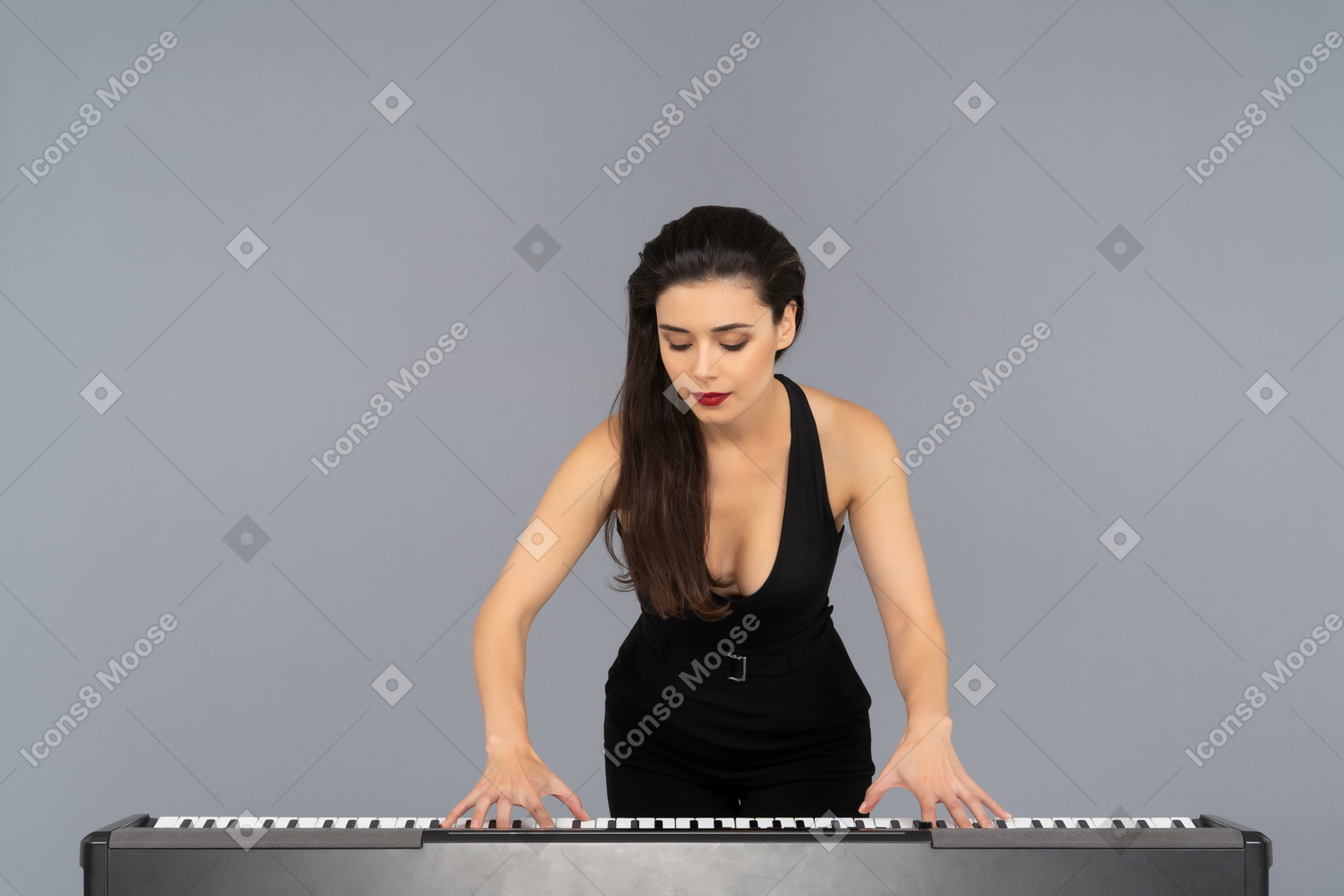 Молодая пианистка, сосредоточенная на ее игре