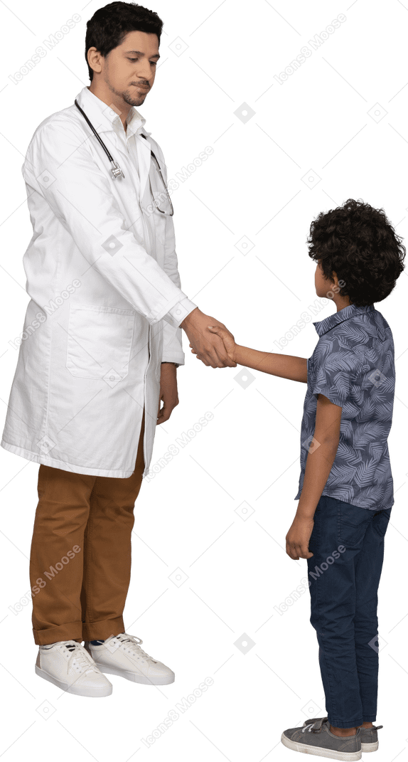Arzt und kind beim händeschütteln
