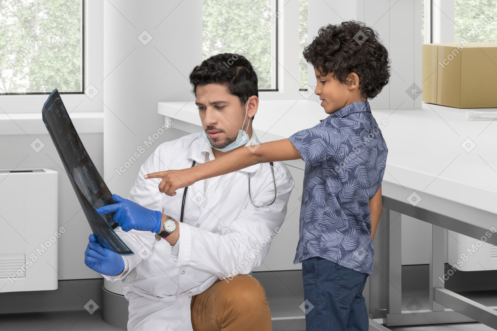 Médico e seu pequeno paciente assistindo um raio-x