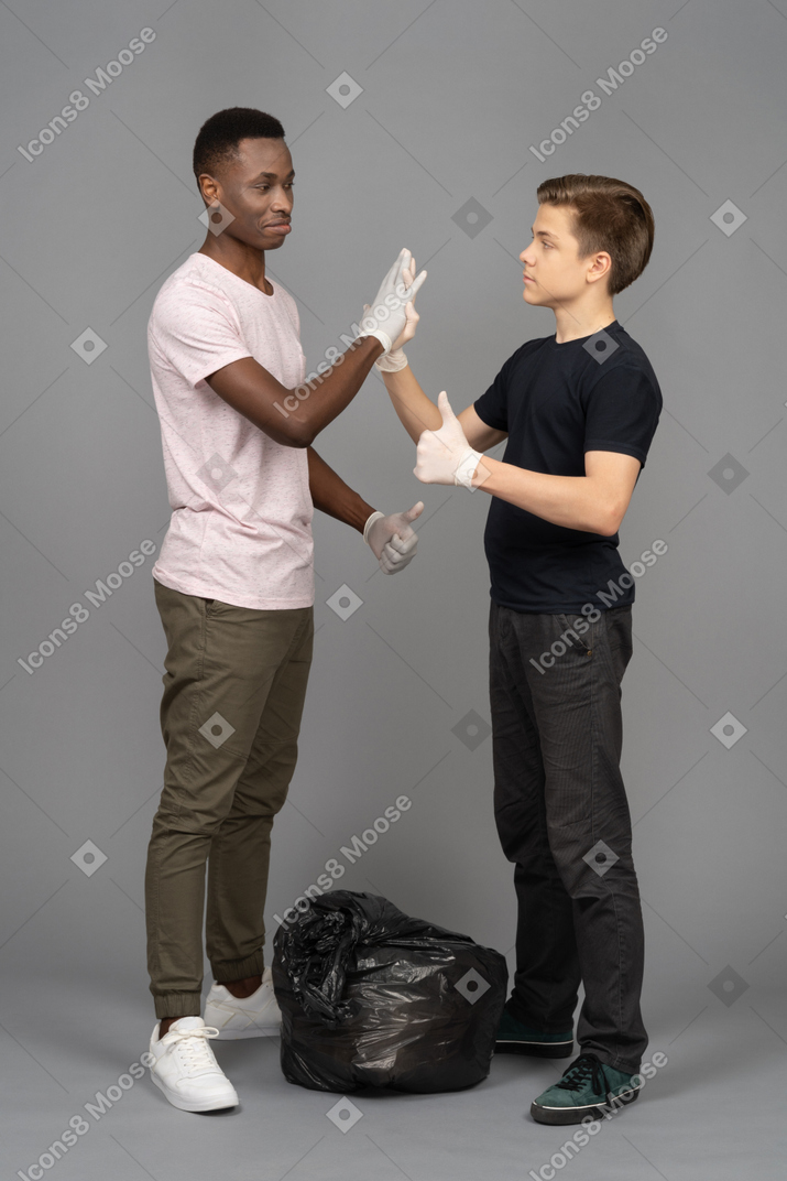 Jeune homme donnant un salut-cinq à son ami
