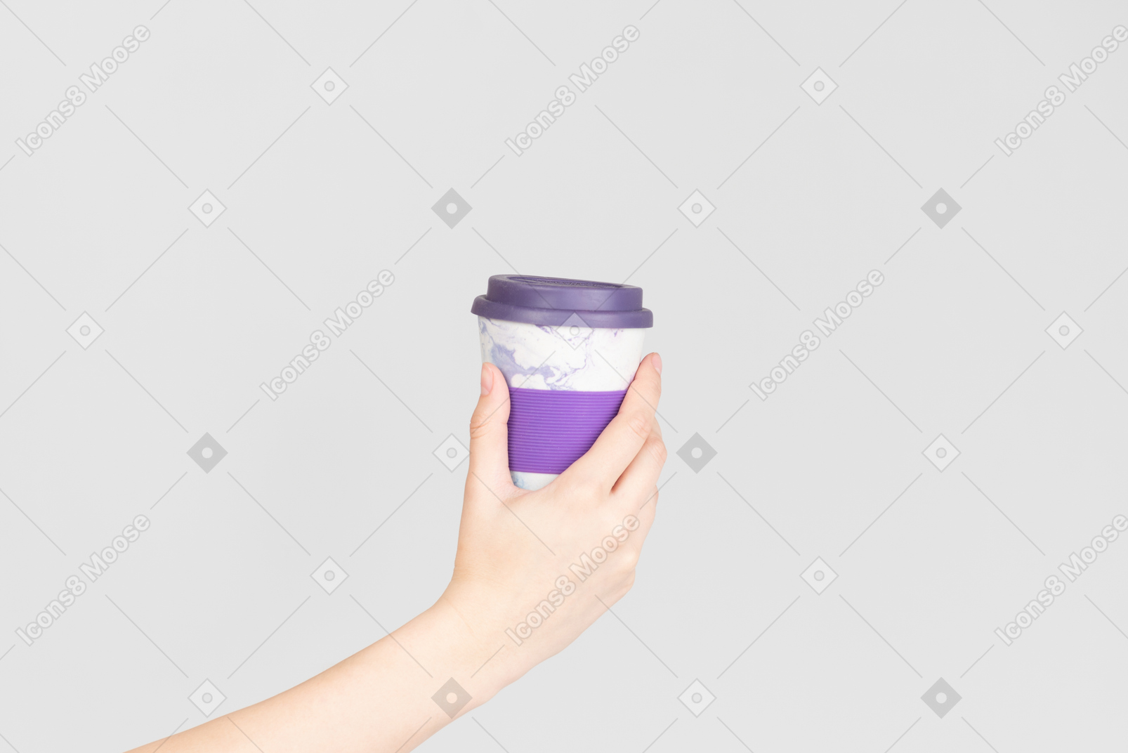 Mano femenina sosteniendo la taza de café