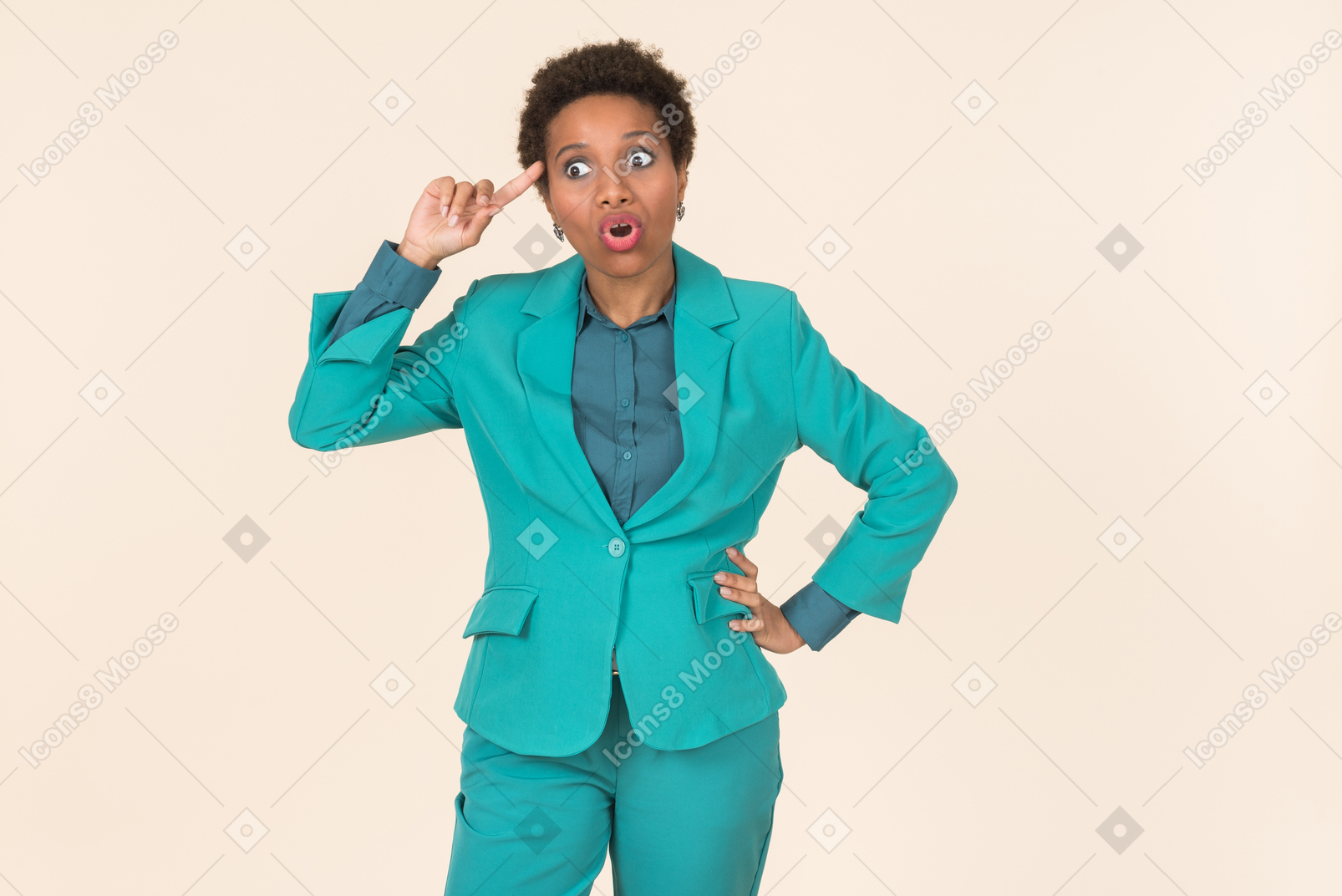 Donna di colore con un taglio di capelli corto, che indossa tutto blu, in piedi su un semplice sfondo pastello, con un aspetto emotivo
