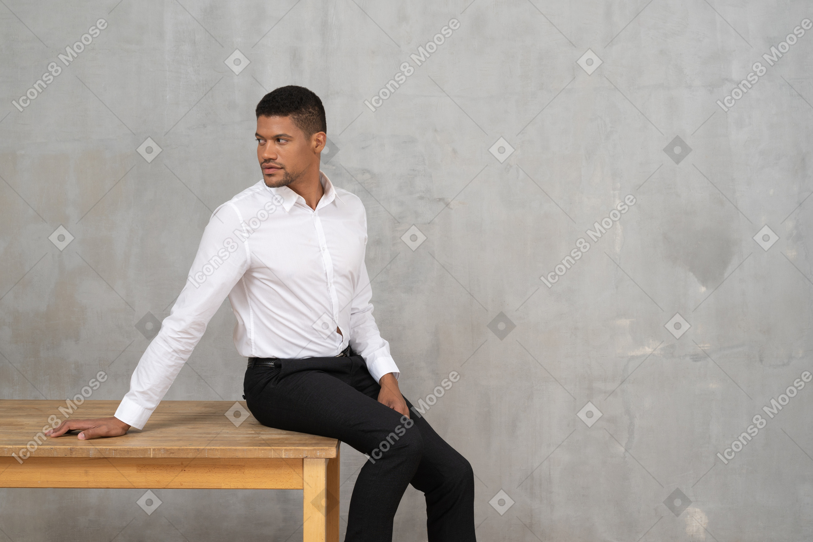 Homem em roupas de escritório, olhando por cima do ombro
