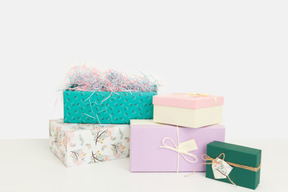 Coloridas cajas de regalo envueltas