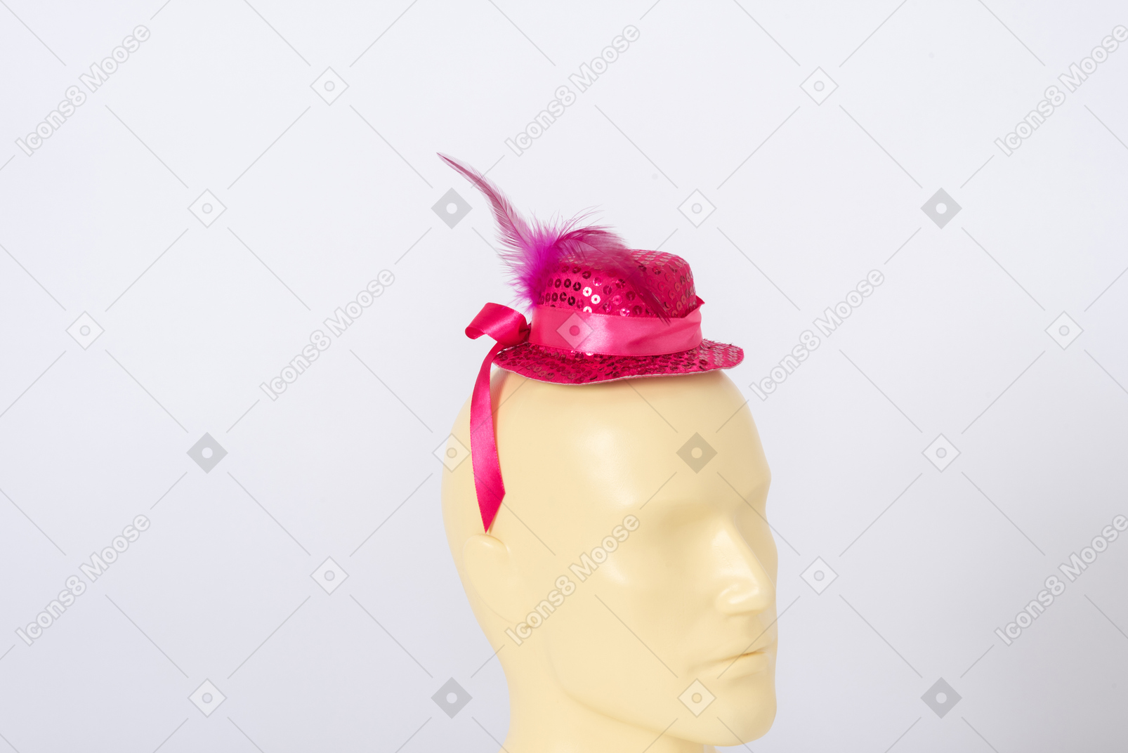 마네킹 머리에 분홍색 모자