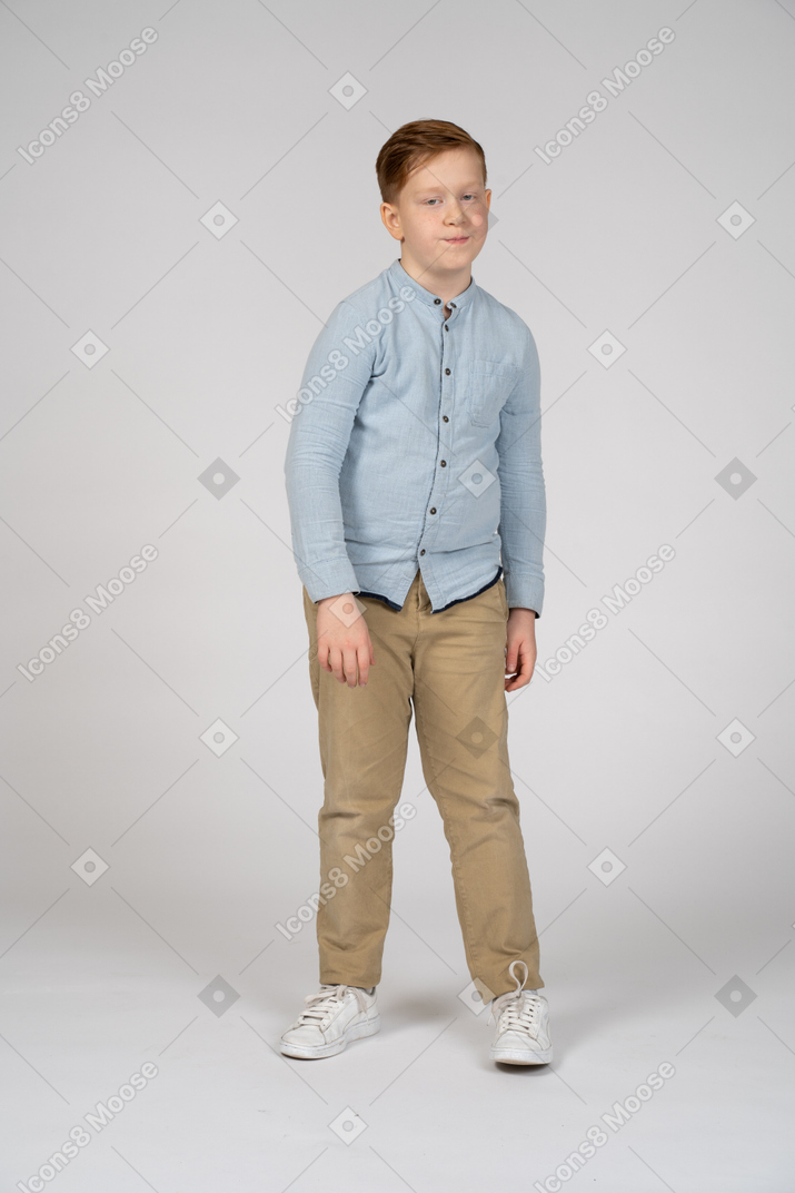 Vista frontal de um menino em roupas casuais