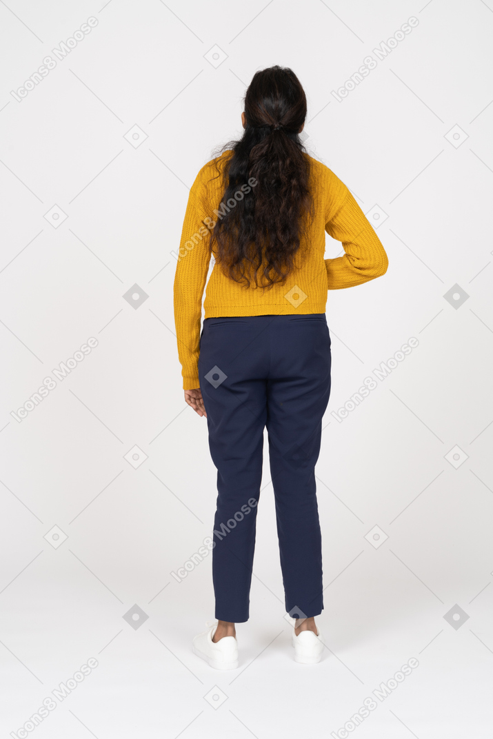一个穿着休闲服的女孩手放在肚子上站立的后视图