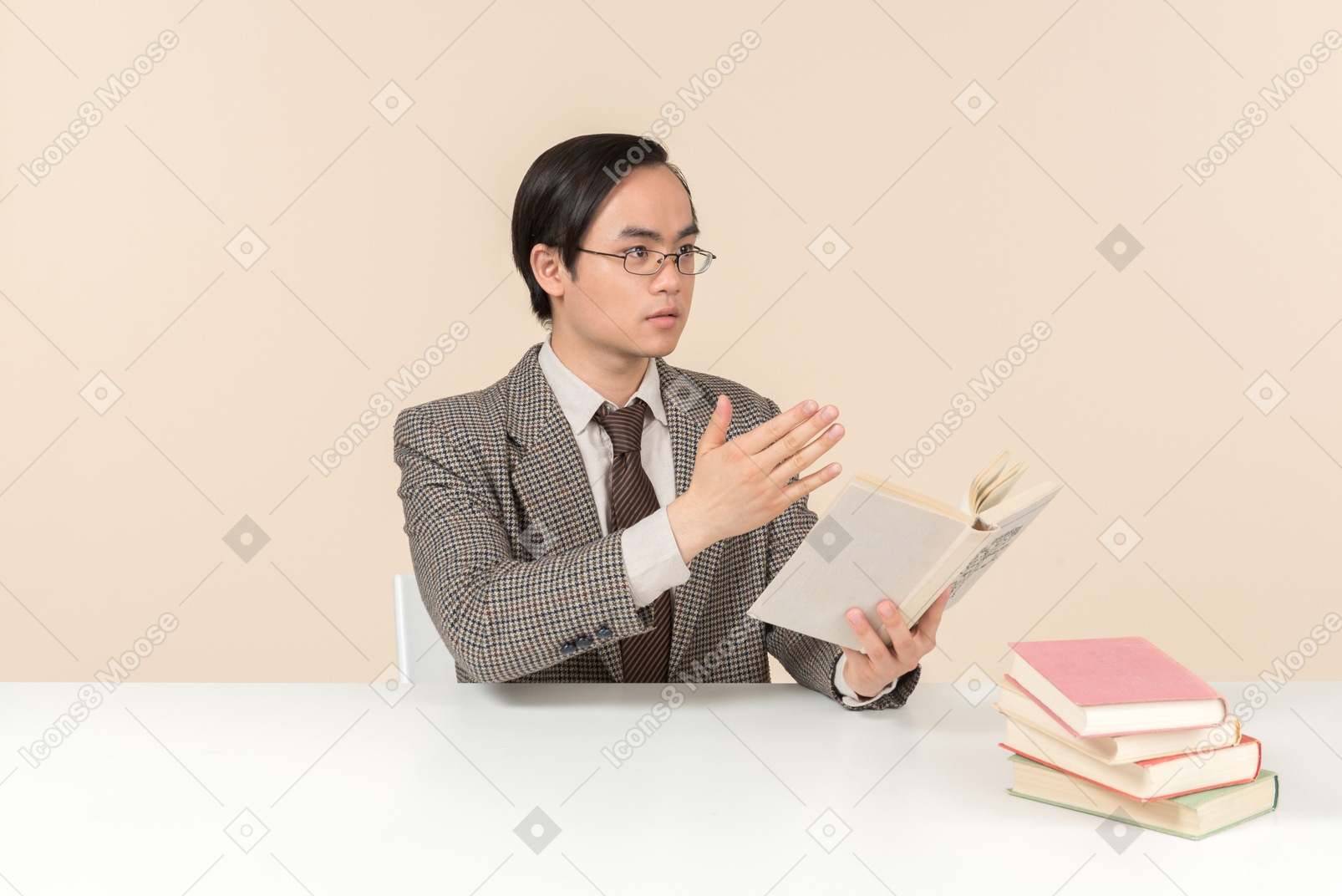 Un profesor asiático con traje a cuadros, corbata y un libro en la mano, trabajando con la clase.