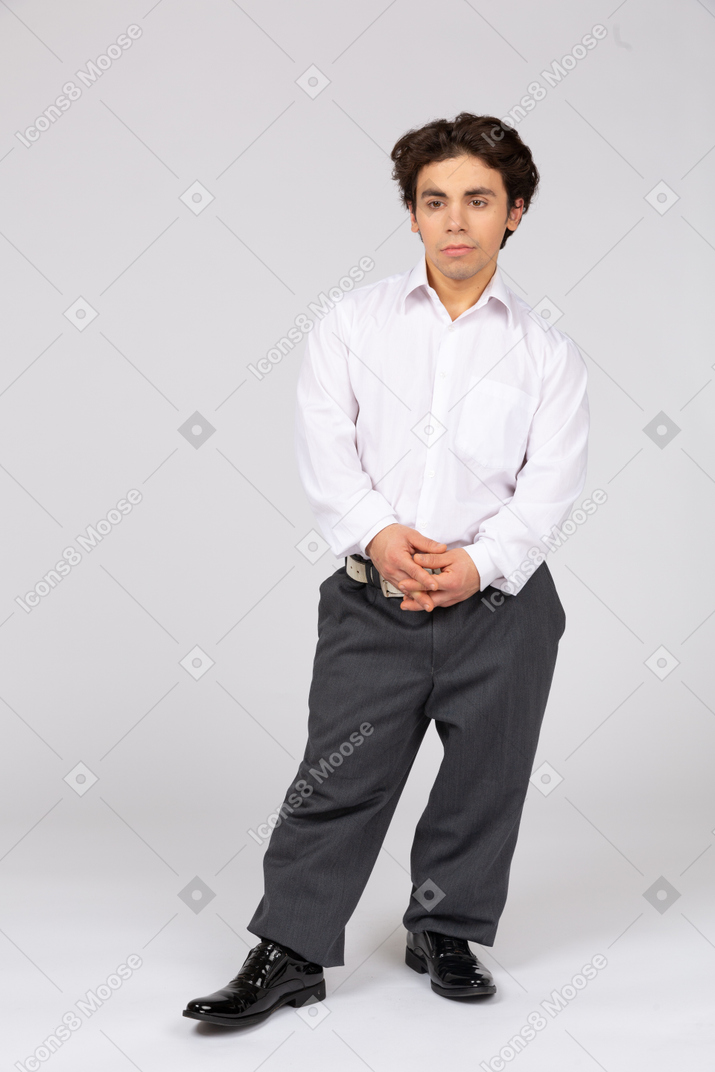 Молодой человек в деловой повседневной одежде смотрит в сторону