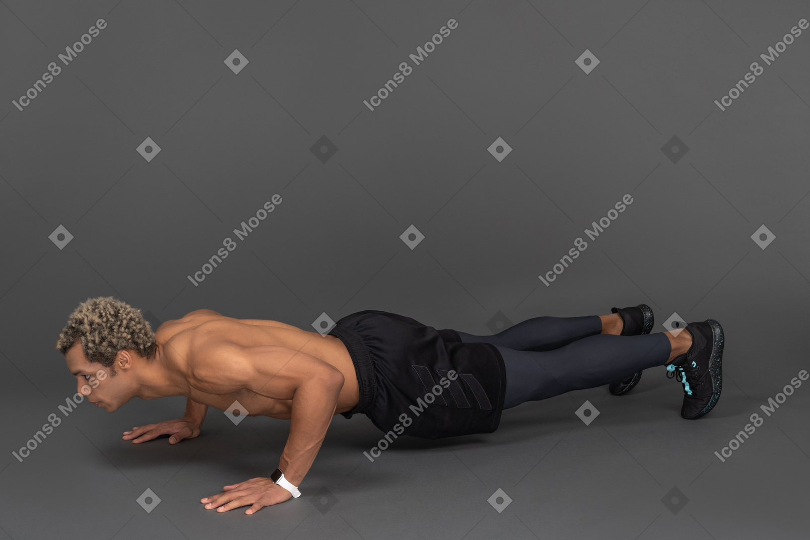 Vista de tres cuartos de un hombre afro sin camisa haciendo flexiones