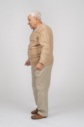 一个穿着便服的快乐老人的侧视图