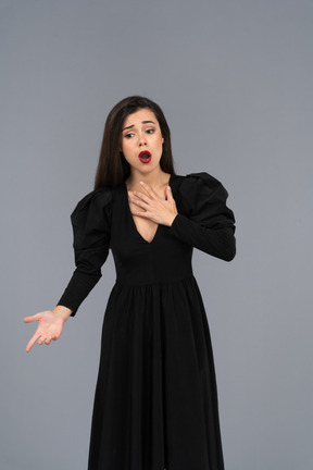 Vista frontale di una cantante lirica in abito nero
