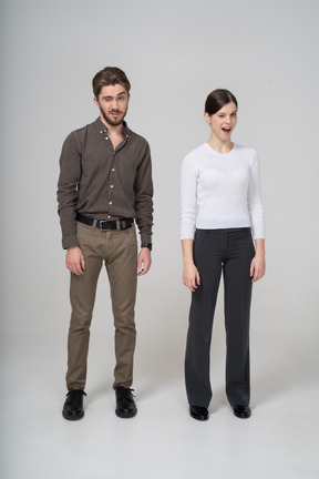 Vue frontale, de, a, clignotant, jeune couple, dans, vêtements bureau