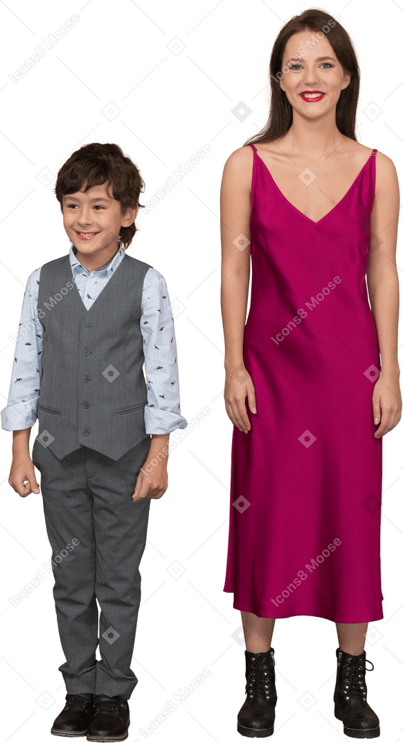 笑顔の男の子と立っている赤いドレスの女性