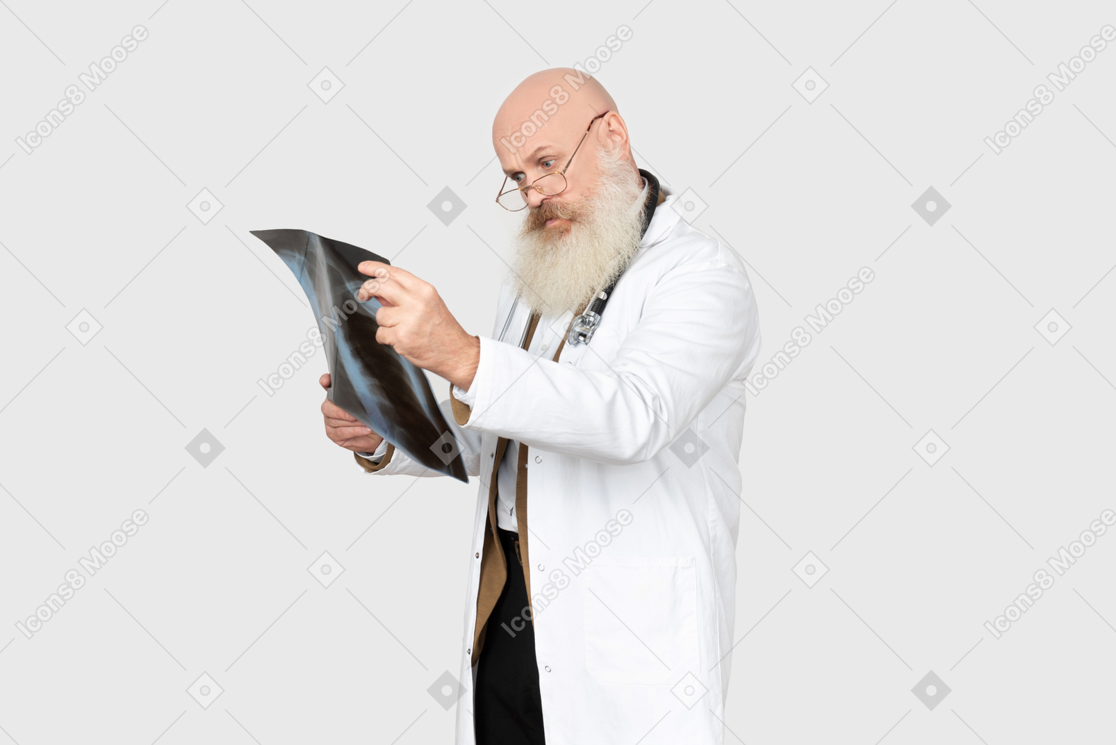 Reifer doktor, der einen röntgenstrahl hält