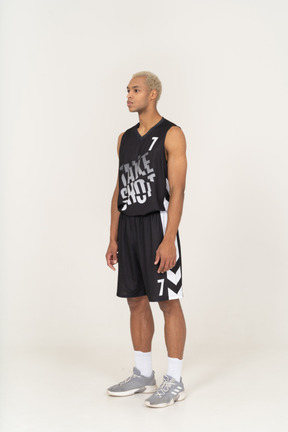 一名年轻男篮球运动员站着不动的四分之三视图