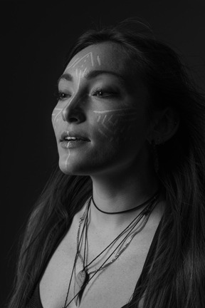 Vue latérale noir photo d'une jeune femme avec visage art à côté