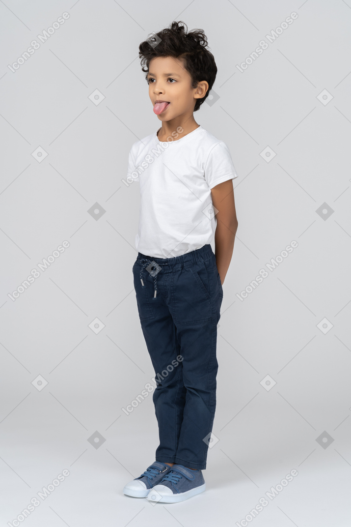 Um garoto mostrando a língua