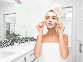 Mujer aplicando mascarilla