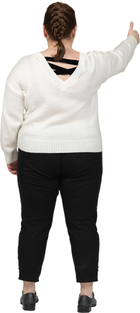 Donna grassoccia in maglione bianco che mostra pollice in su