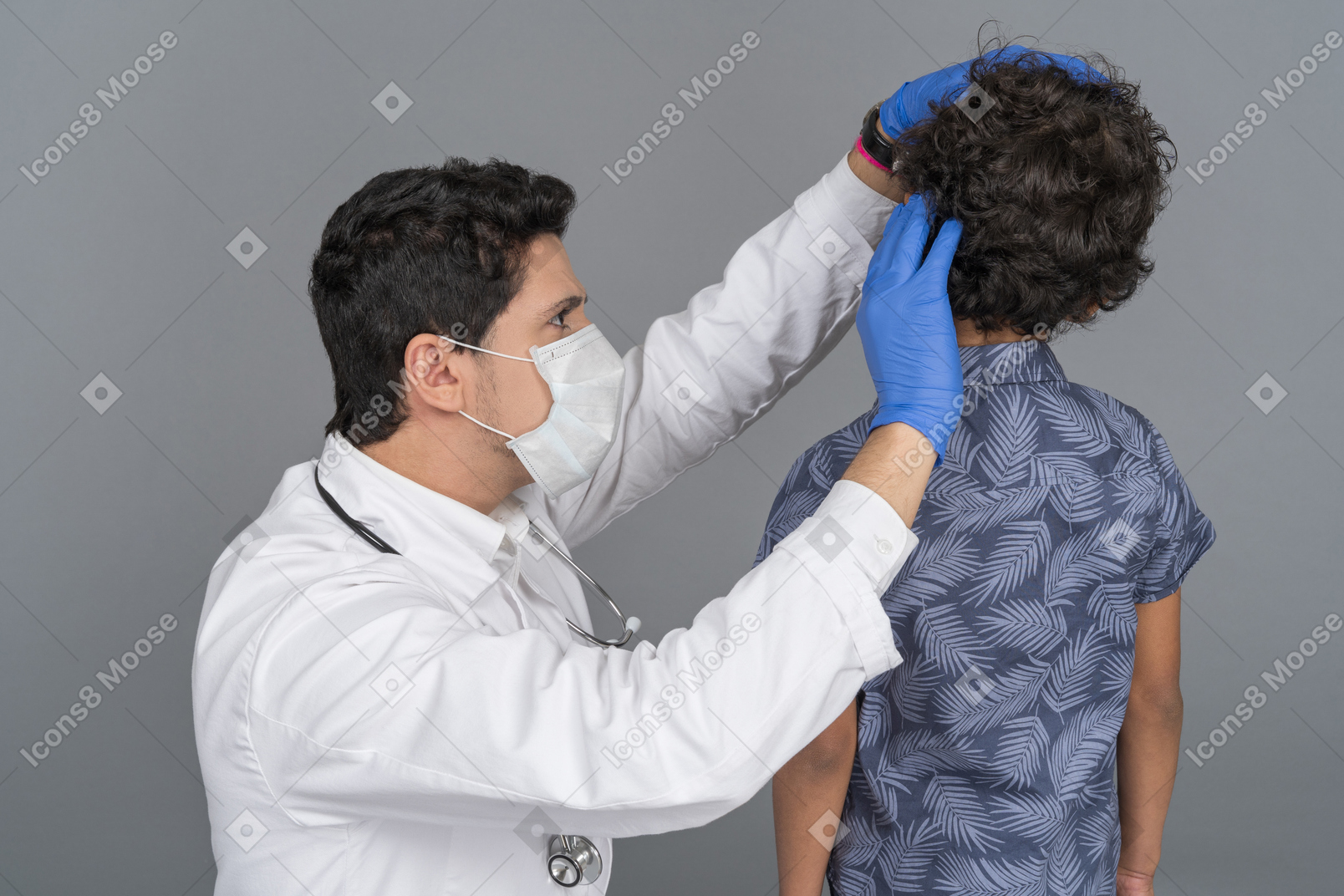 소년의 머리를 검사하는 의사