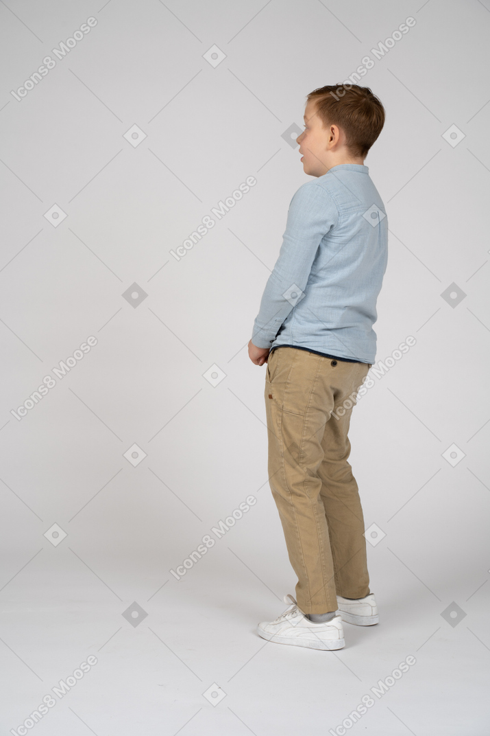 Vista lateral de un niño impresionado
