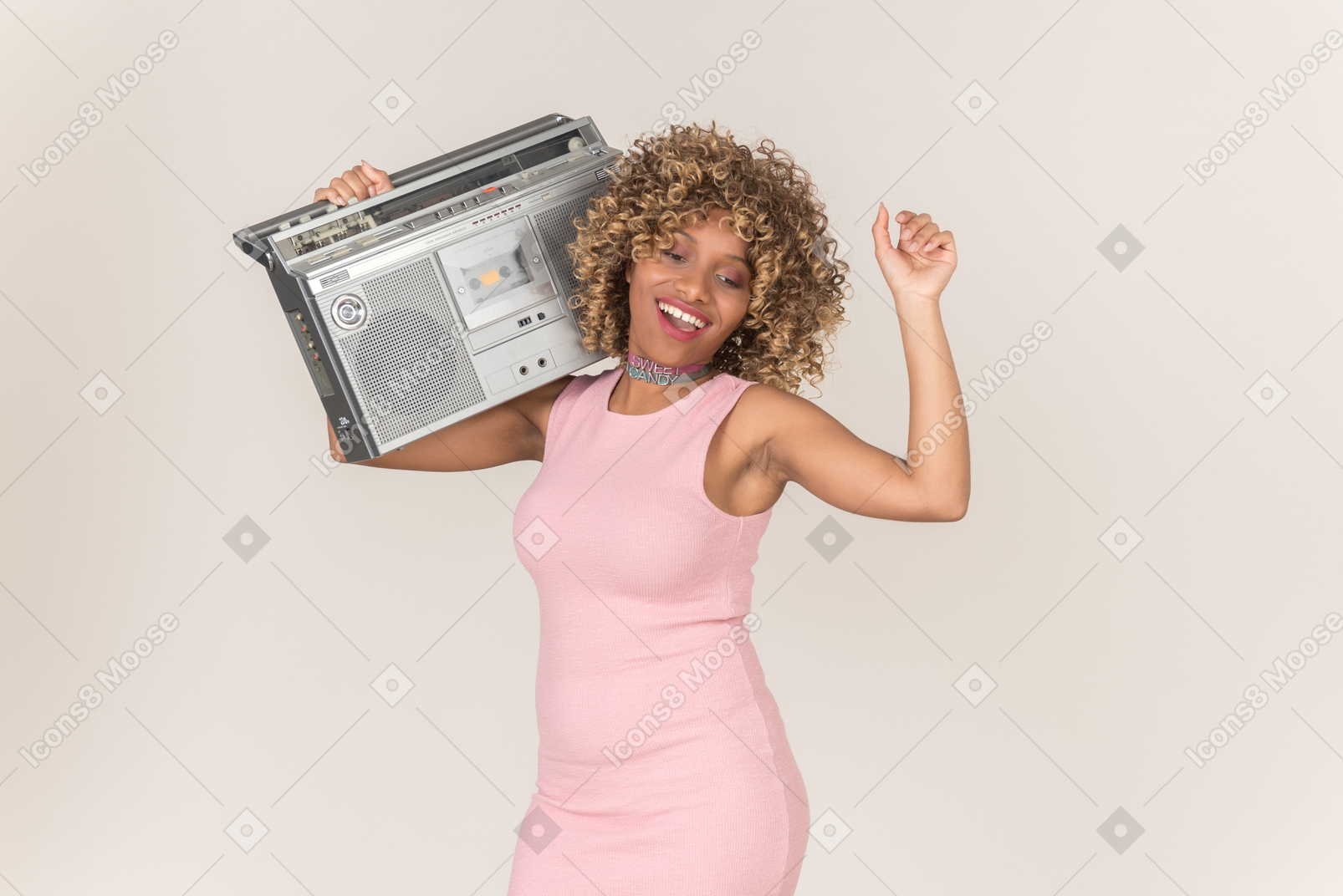 Jovem afro mulher dançando com magnitola no ombro