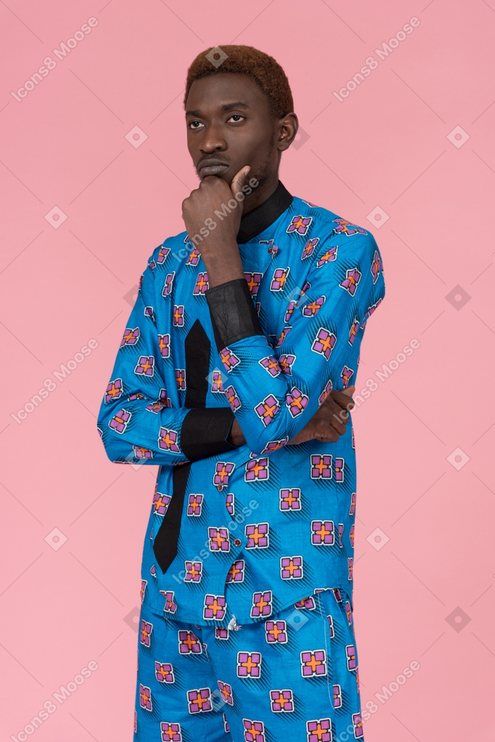 Uomo nero in pigiama blu