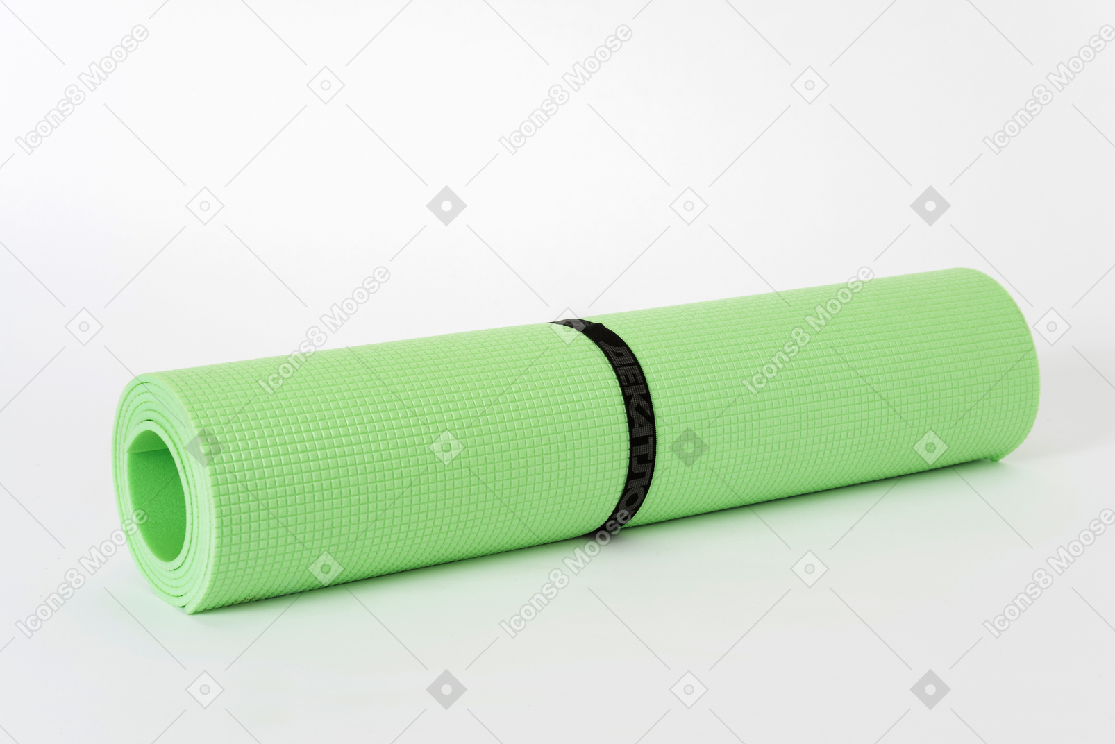 Tapis de yoga vert sur fond blanc