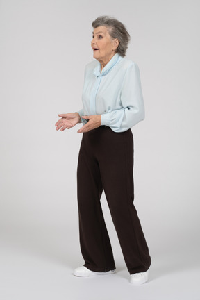 Vista di tre quarti di una donna anziana che scrolla le spalle