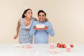 Joven pareja interracial celebrando el cumpleaños del hombre