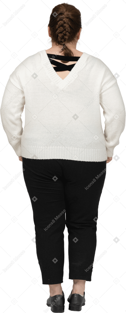 カジュアルな服装でポーズをとるプラスサイズの女性の背面図