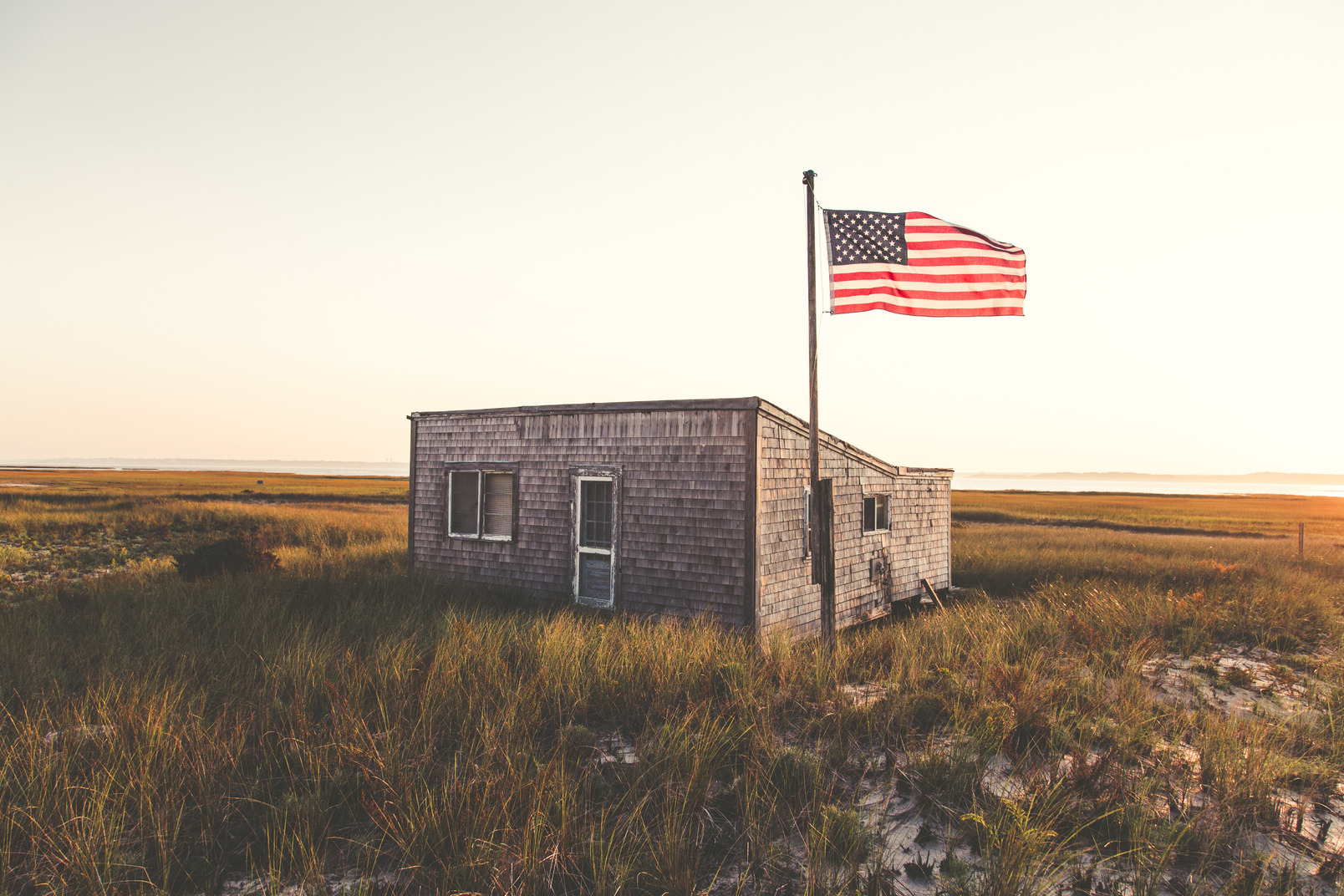 Casa com bandeira americana