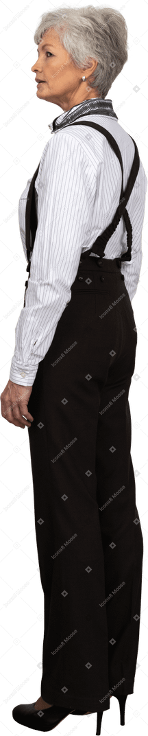 Vista laterale di una donna anziana fiduciosa vestita in abiti da ufficio