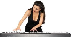 Vue de face d'une jeune femme en robe noire jouant du piano