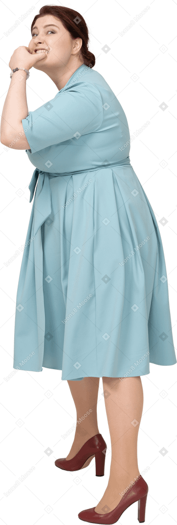 青いドレスの口笛を吹く女性の側面図
