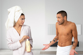 Femme confuse regardant un homme haussant les épaules