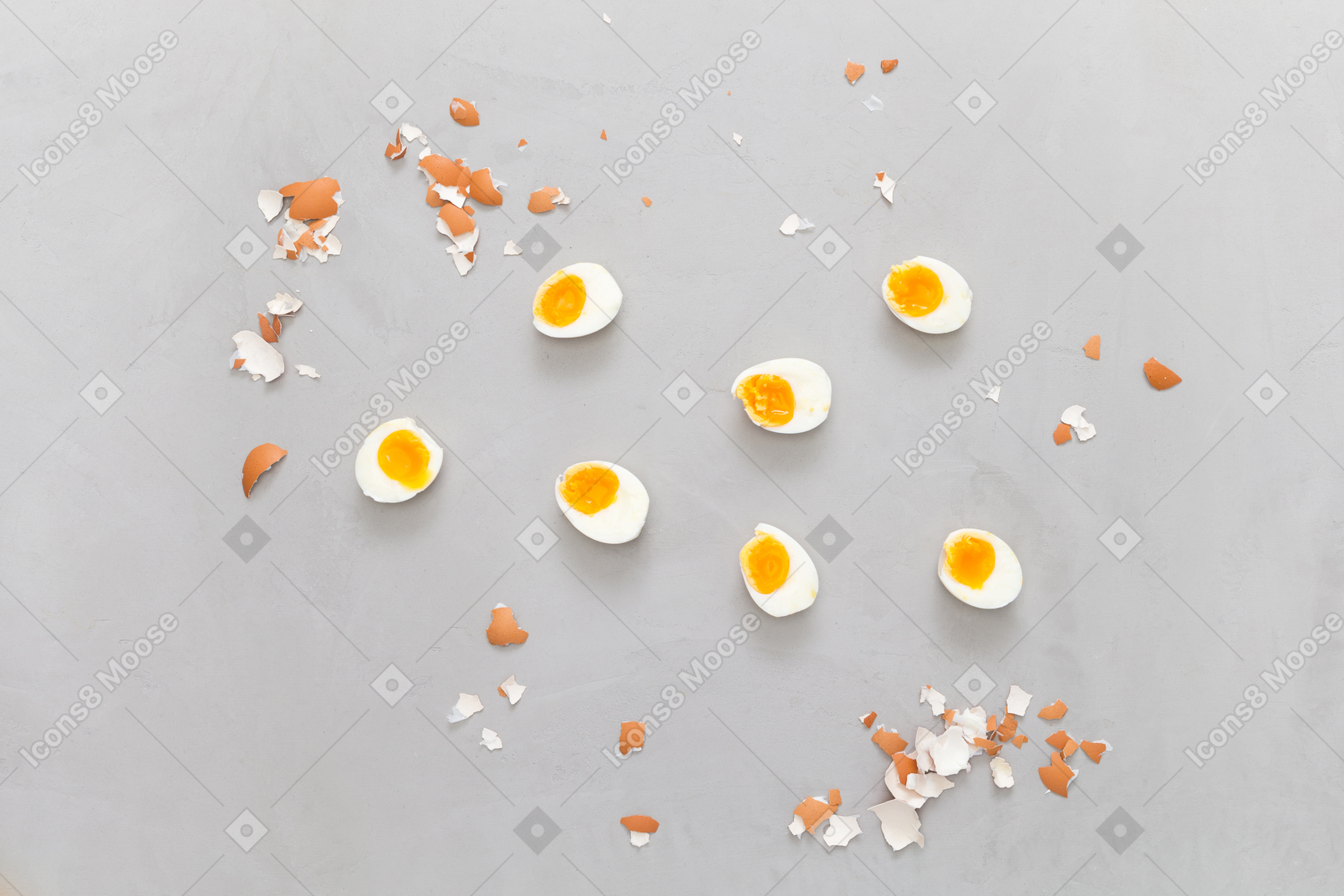 Huevos de pollo y codornices