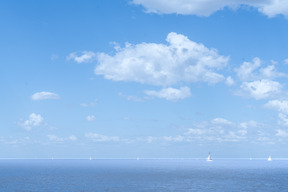 Vista panorámica de los barcos que navegan en un día soleado