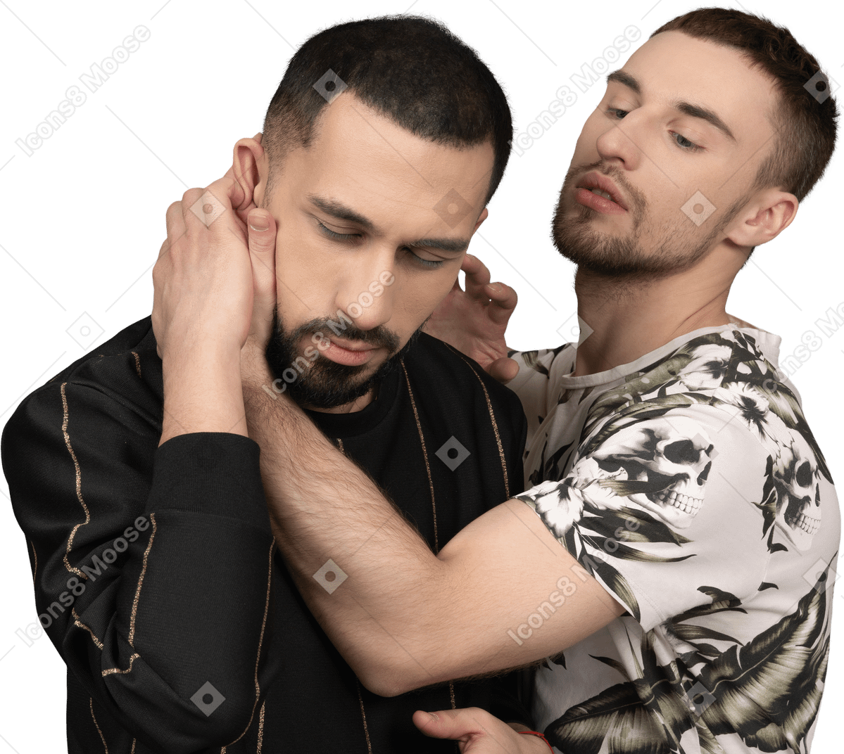 Фото Молодой кавказский мужчина чувственно обнимает другого мужчину за шею