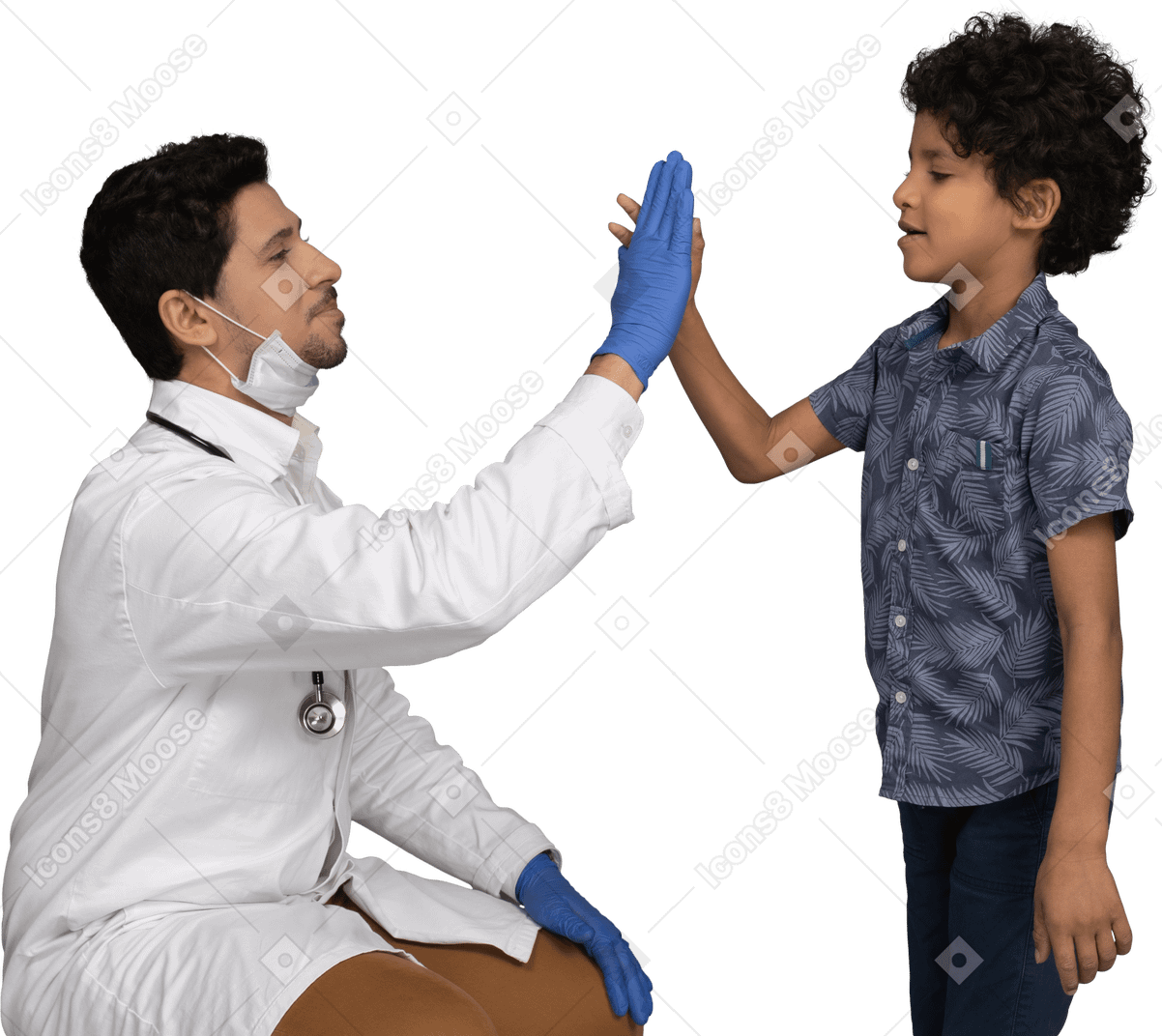 Docteur donnant high five à un garçon
