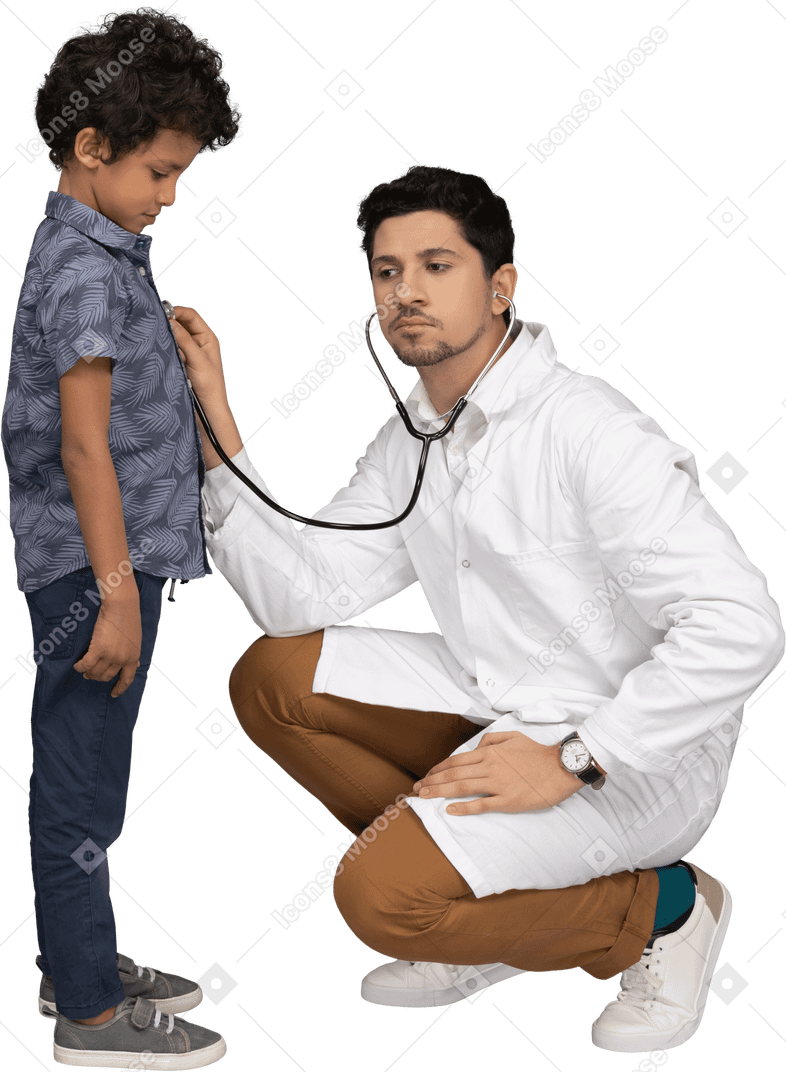 Médico examinando garotinho