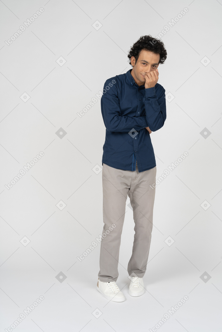 Vista frontal de um homem com roupas casuais pensando