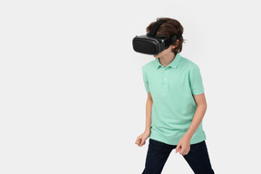 Menino no fone de ouvido de realidade virtual