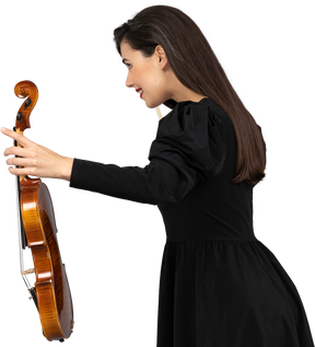 一位身穿黑色连衣裙的女小提琴手打弓的侧视图