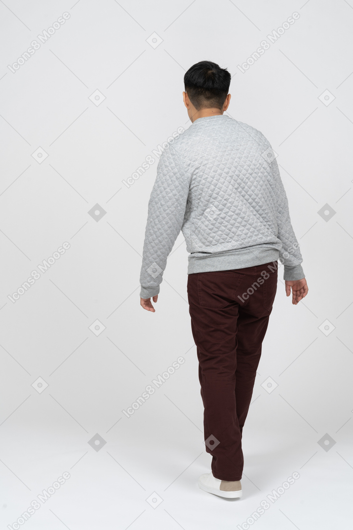 Uomo in abiti casual in piedi