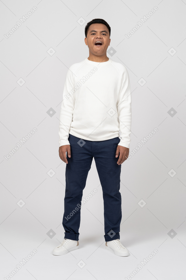 Mann in freizeitkleidung stehend