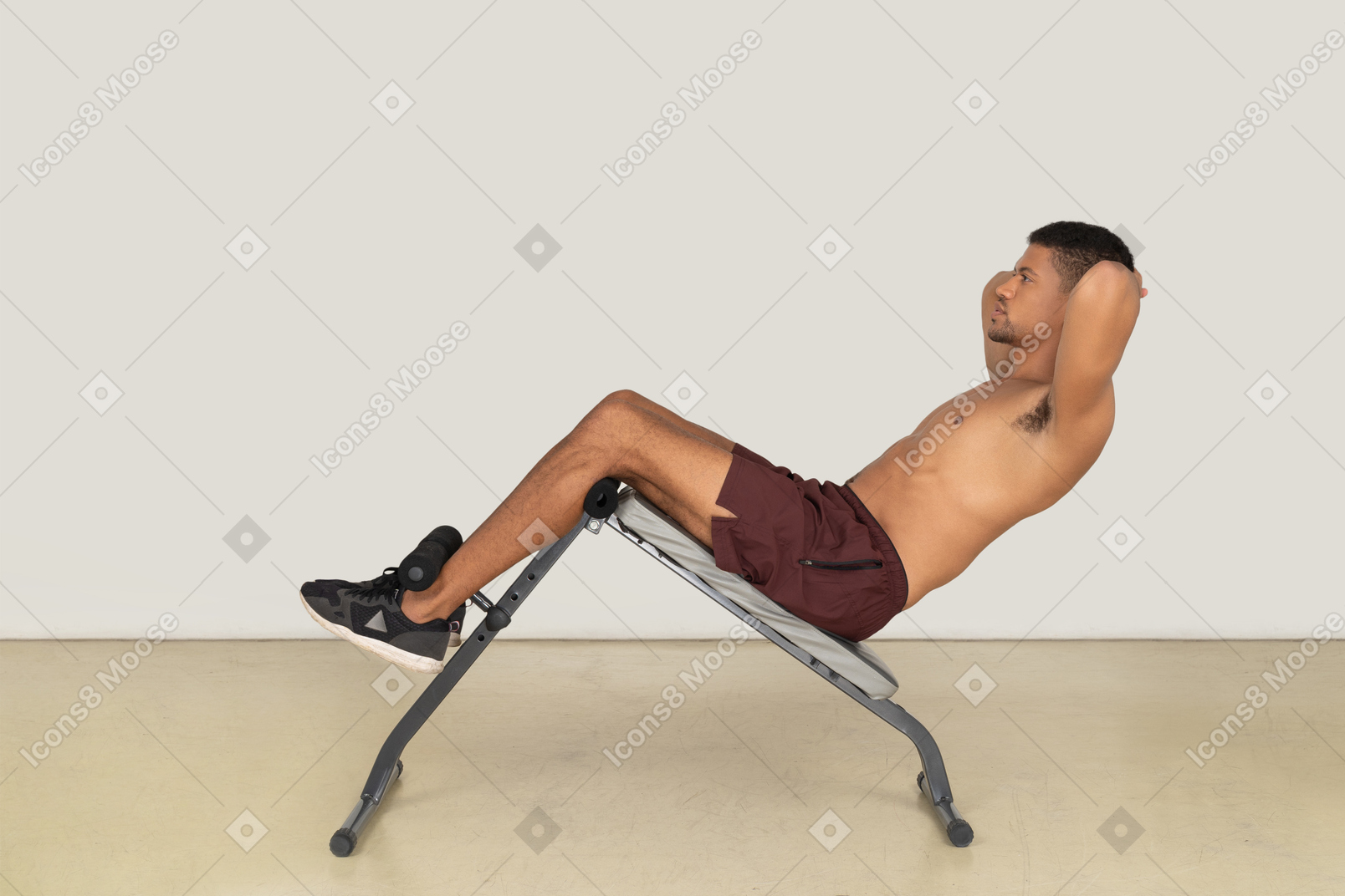 Vista lateral do homem malhando no banco de musculação