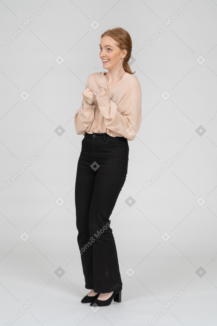 Mujer en beaufitul blusa de pie