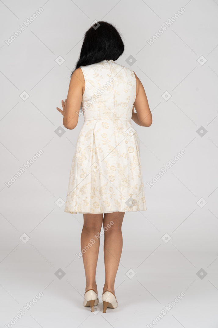서 있는 흰 드레스를 입은 여자